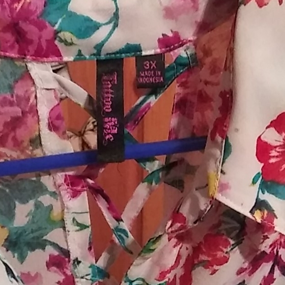 Plus size Floral blouse - Picture 3 of 5